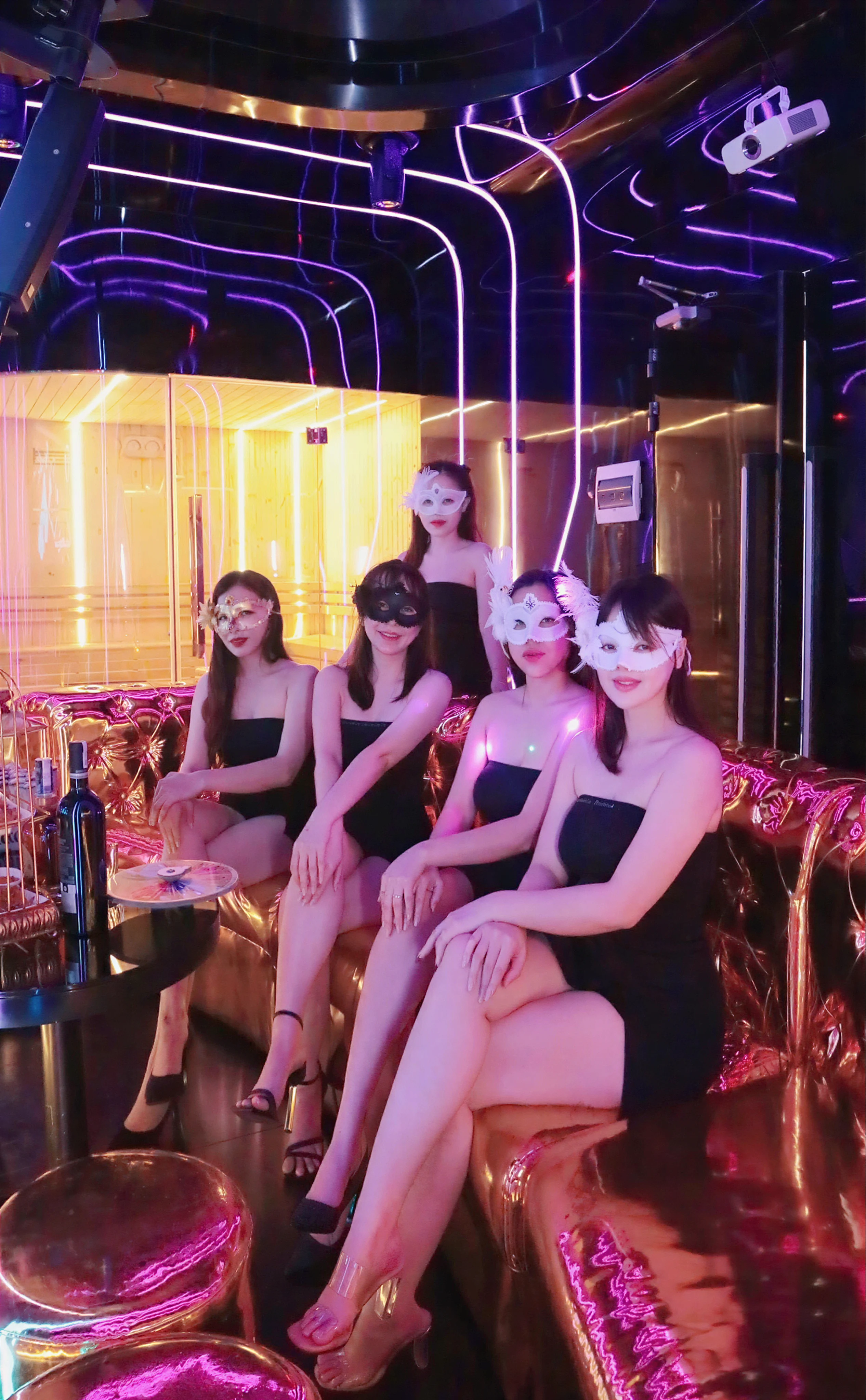 다낭 봉래각 마사지 라운지에 모인 관리사들