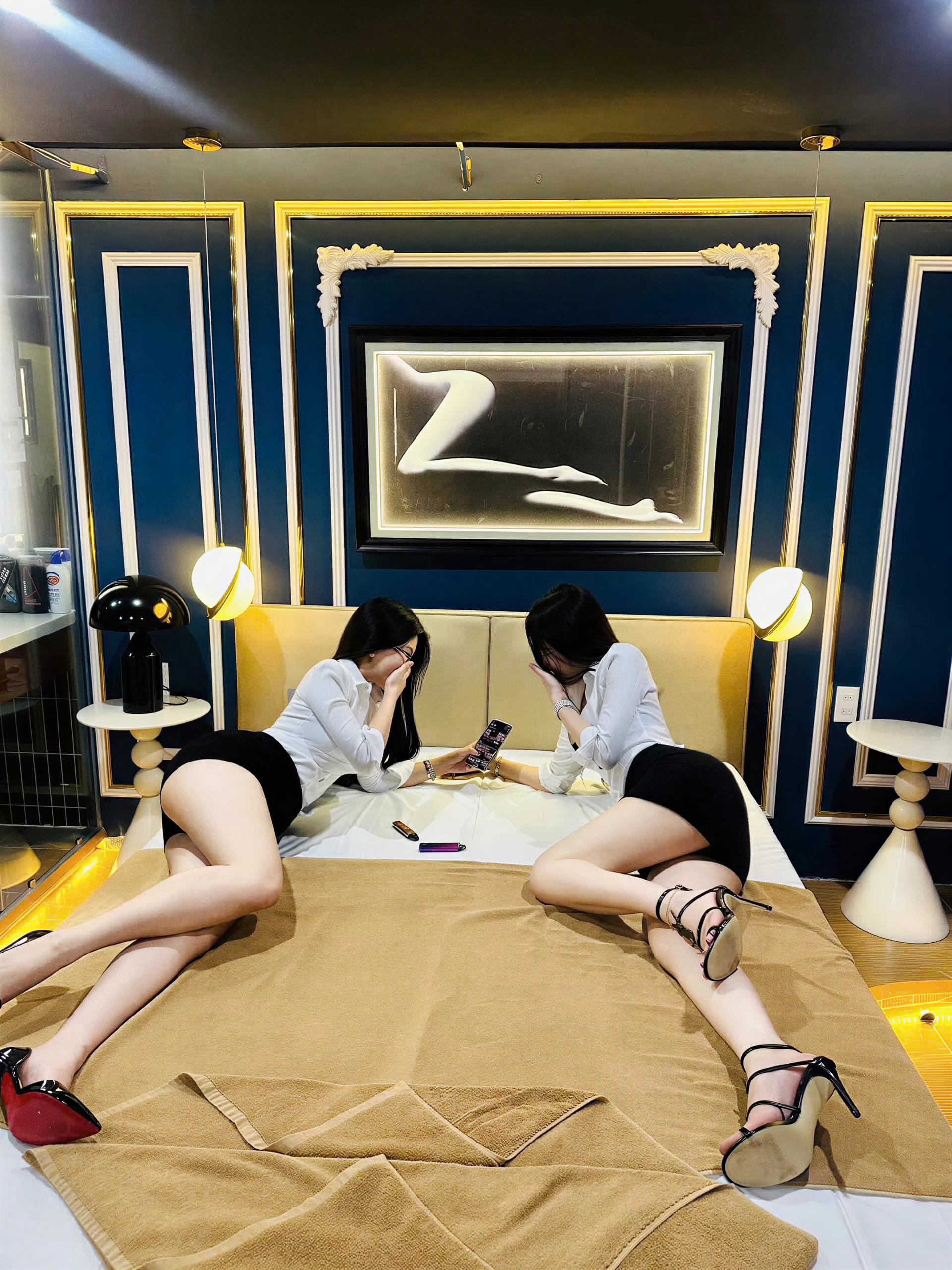 관리 침대가 놓인 객실의 나트랑 두바이 마사지 관리사 두 명